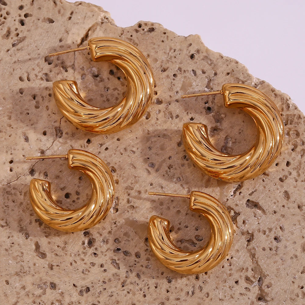 Brinco Argola Torcida Banhado a Ouro 18K