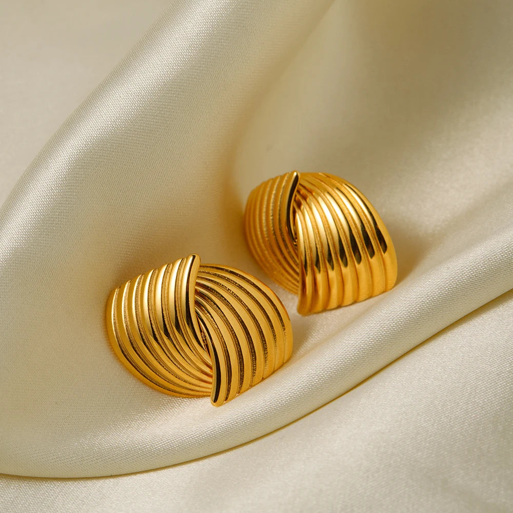 Brinco Elegante Traços Banhado a Ouro 18K
