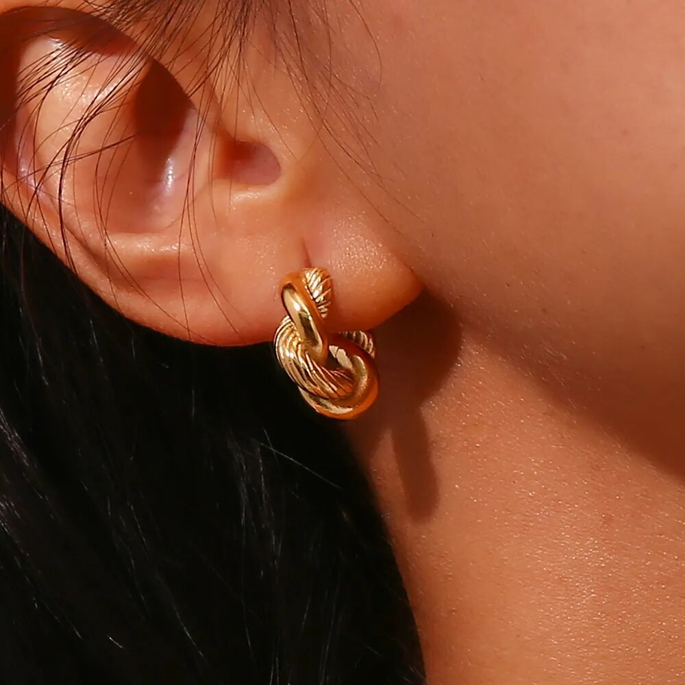 Brinco Argola Pequena Twist Banhado a Ouro 18K