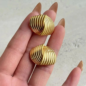 Brinco Elegante Traços Banhado a Ouro 18K