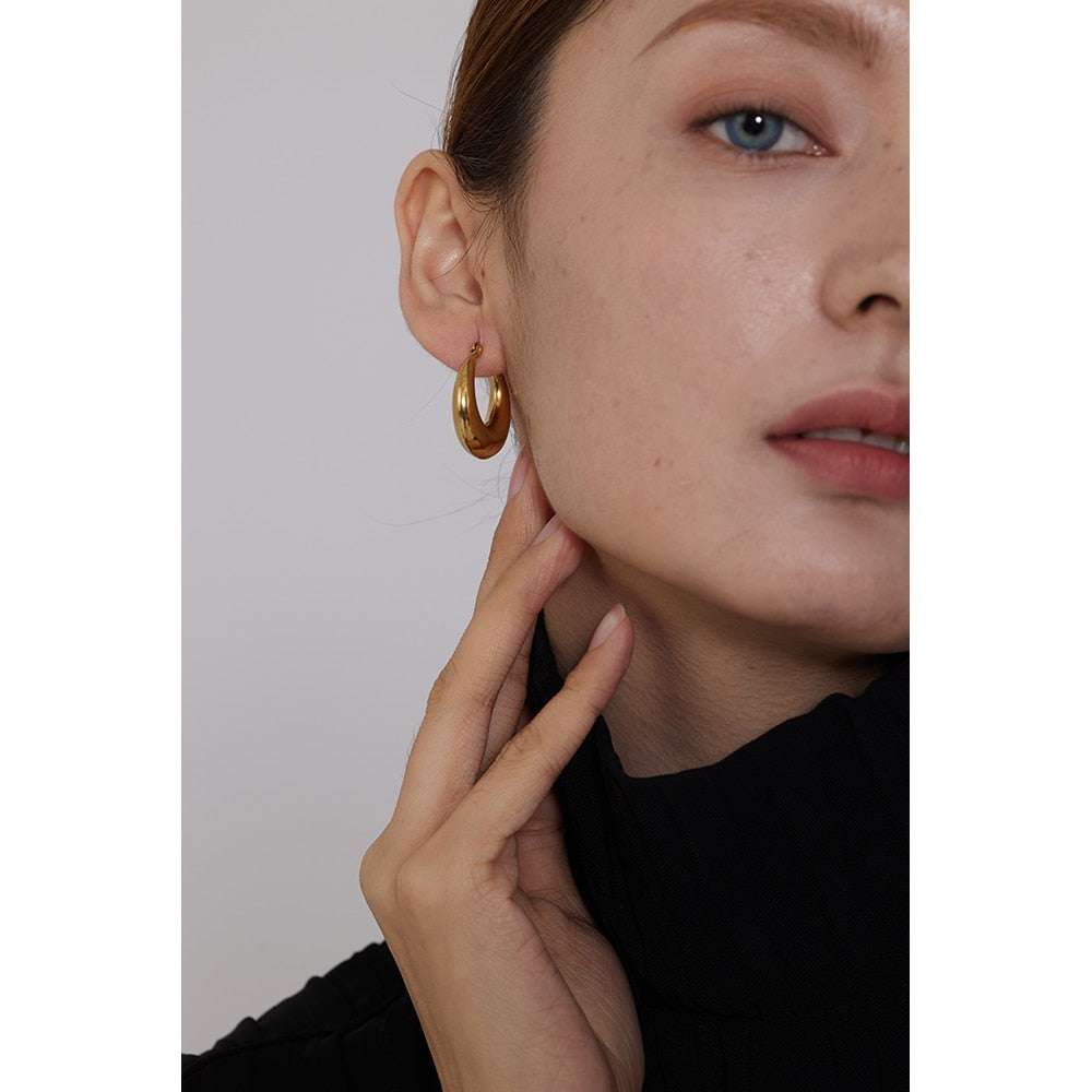 Brinco Argola Lisa Oval Banhado a Ouro 18K