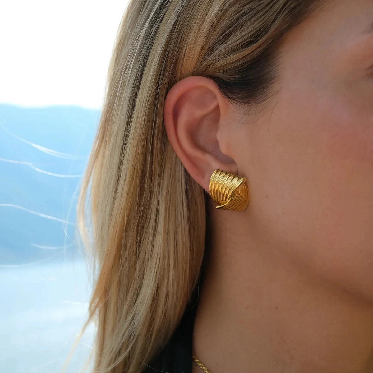 Brinco Elegante Traços Banhado a Ouro 18K