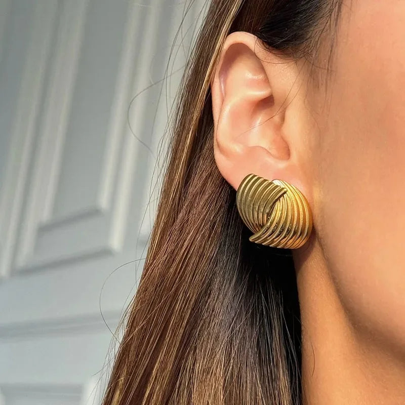 Brinco Elegante Traços Banhado a Ouro 18K