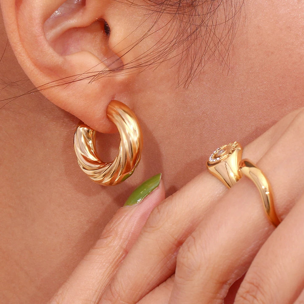 Brinco Argola Torcida Banhado a Ouro 18K