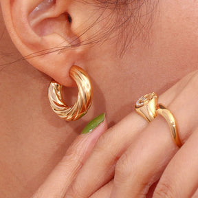 Brinco Argola Torcida Banhado a Ouro 18K