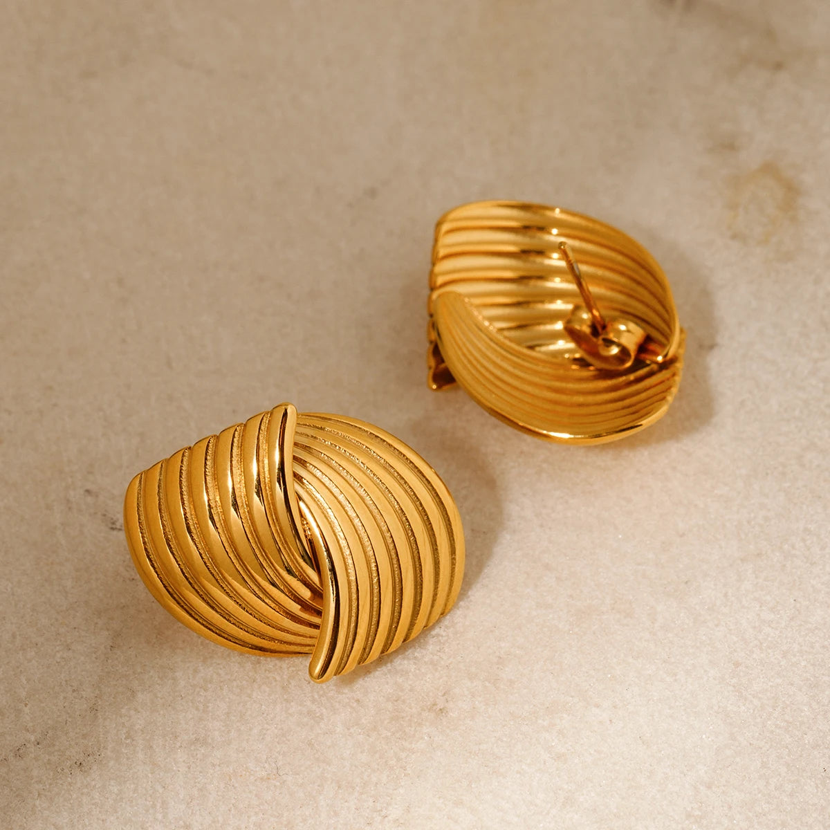Brinco Elegante Traços Banhado a Ouro 18K