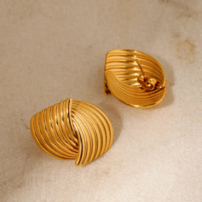 Brinco Elegante Traços Banhado a Ouro 18K
