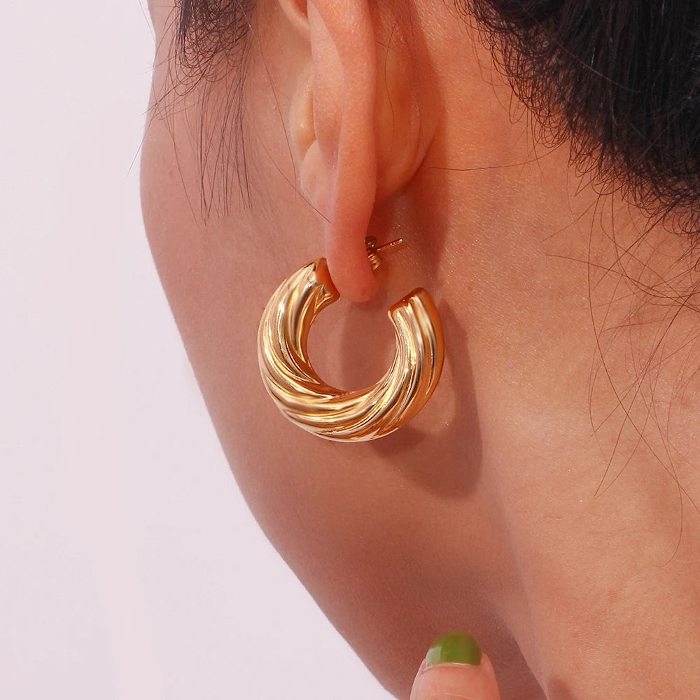 Brinco Argola Torcida Banhado a Ouro 18K