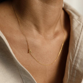Colar de Letra Minimalista banhado a Ouro 18K