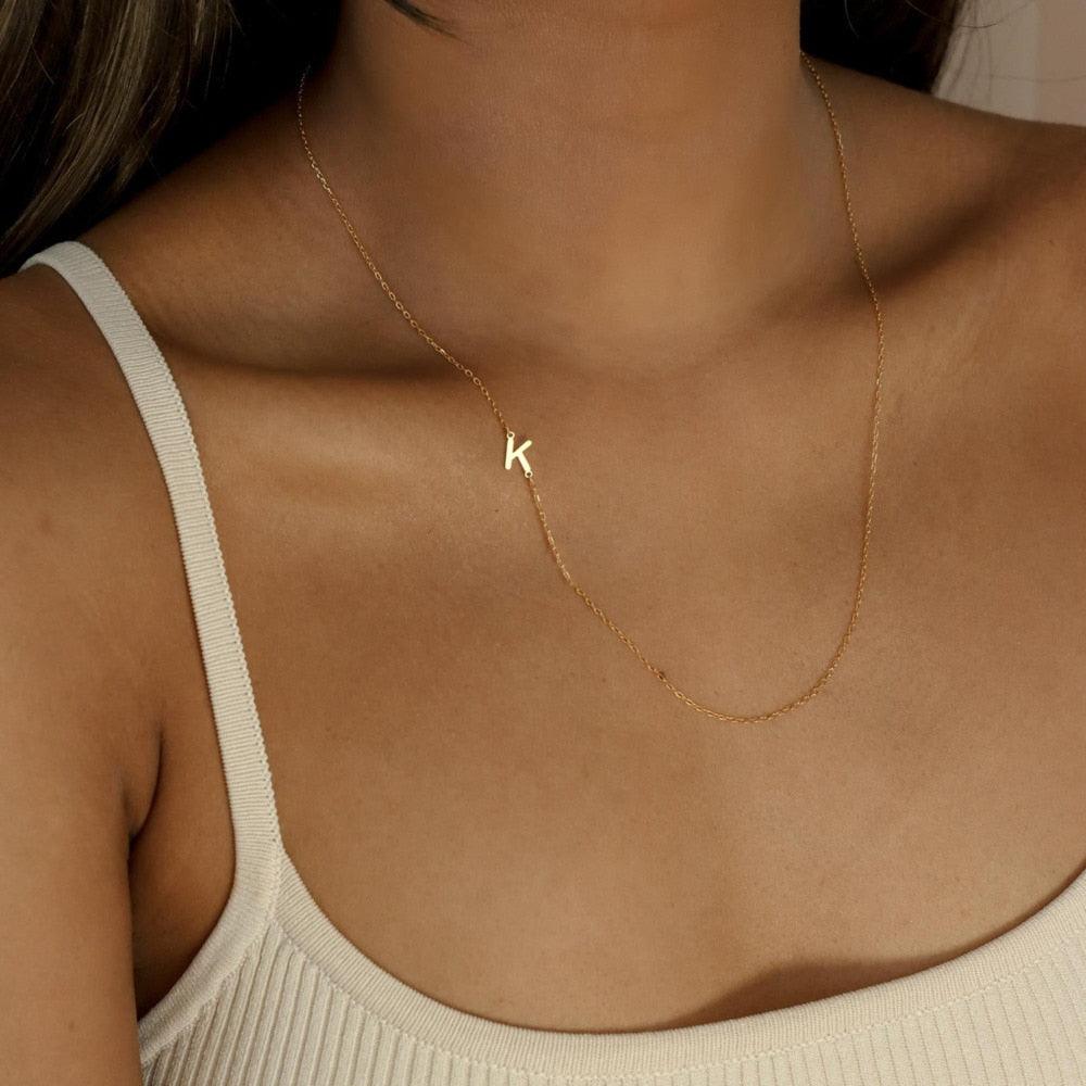 Colar de Letra Minimalista banhado a Ouro 18K