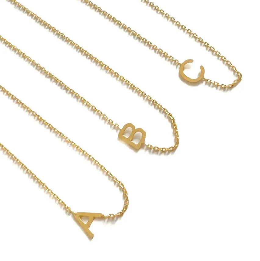 Colar de Letra Minimalista banhado a Ouro 18K